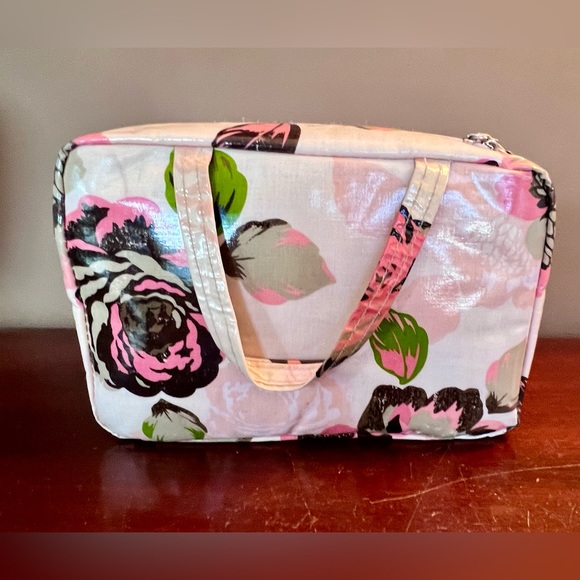 Travel makeup bag with two removable zippered pouches. - Picture 6 of 10